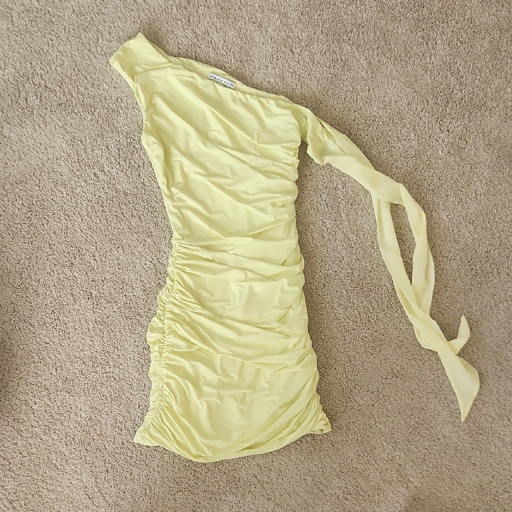 Lucy In The Sky Off Shoulder Ruched Bodycon Dress in Yellow (XS)